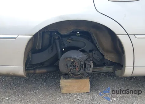 2004 Lincoln Town Car Ultimate из США, поврежденный, VIN 1LNHM83W84Y604498